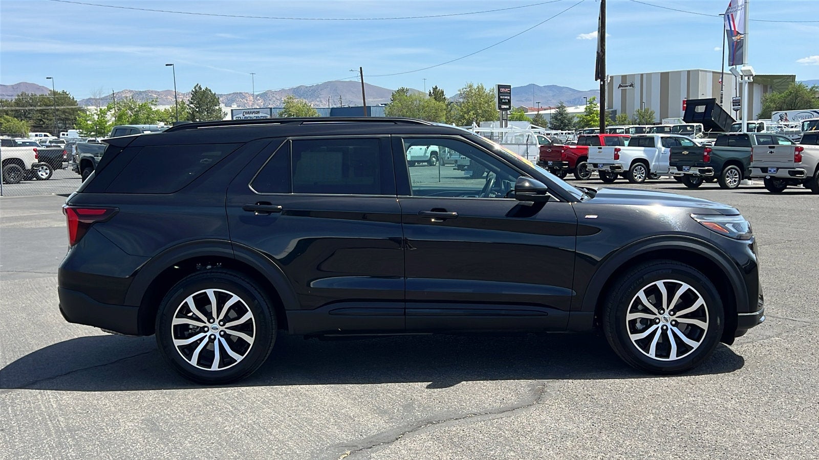 2025 Ford Explorer ST-Line