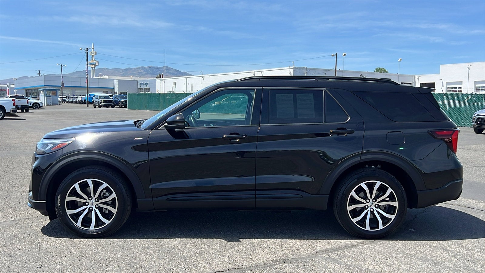 2025 Ford Explorer ST-Line