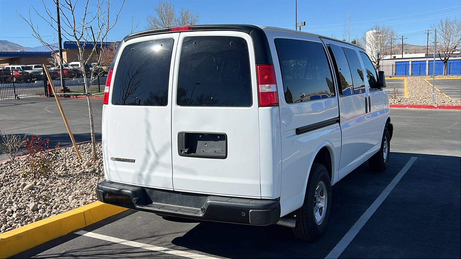 2023 Chevrolet Express Passenger 3500 1LS