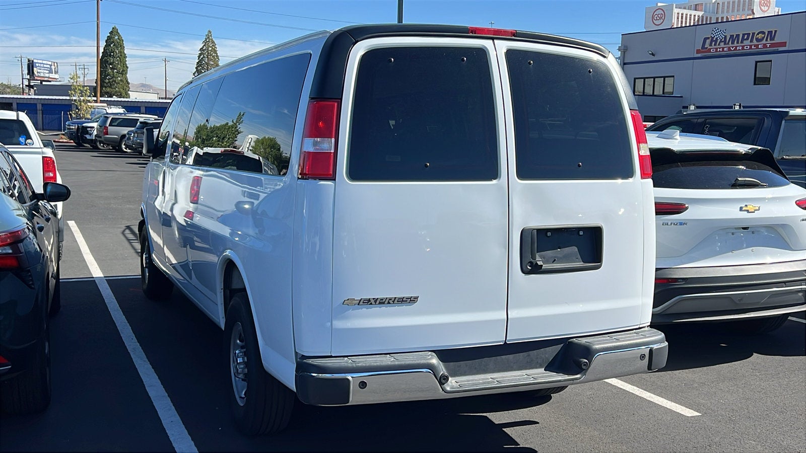 2025 Chevrolet Express Passenger 1LT