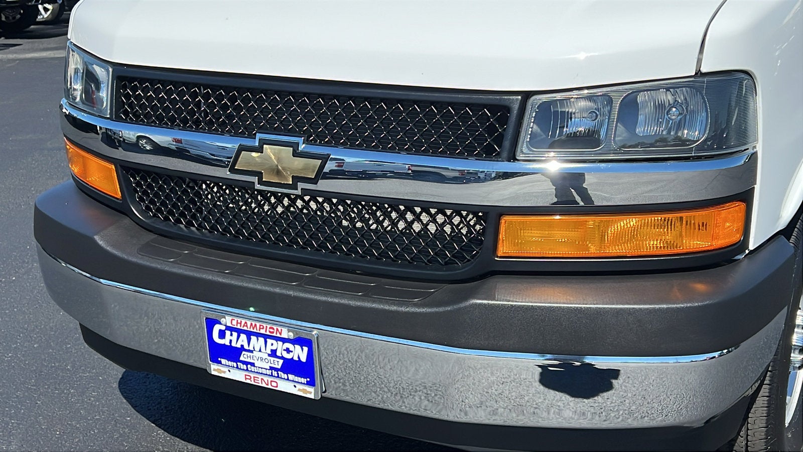 2025 Chevrolet Express Passenger 1LT