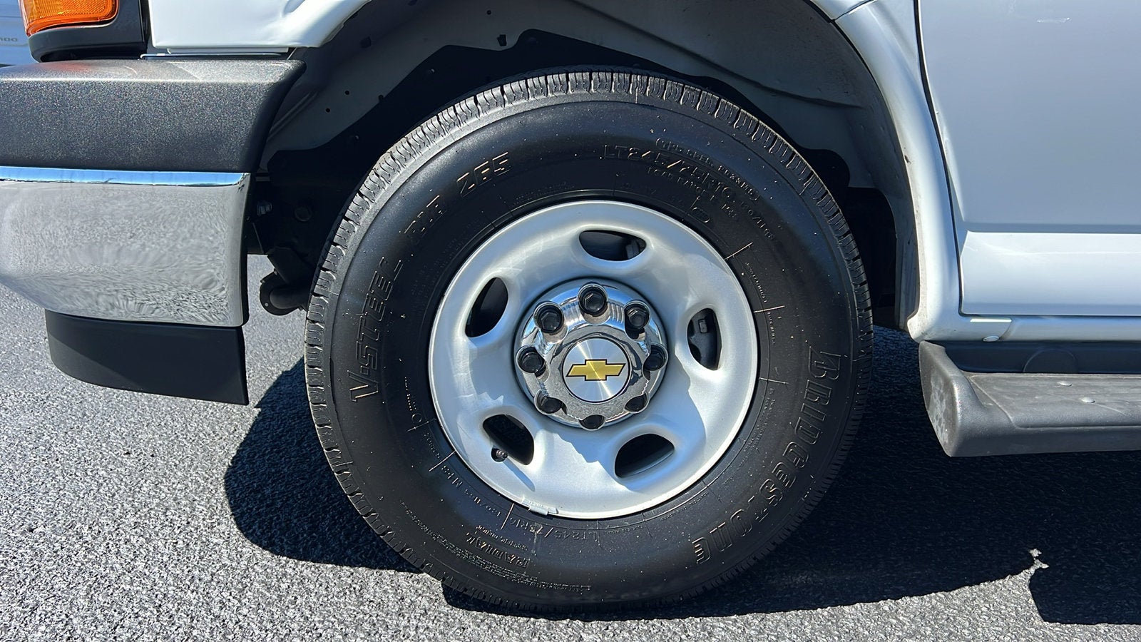 2025 Chevrolet Express Passenger 1LT
