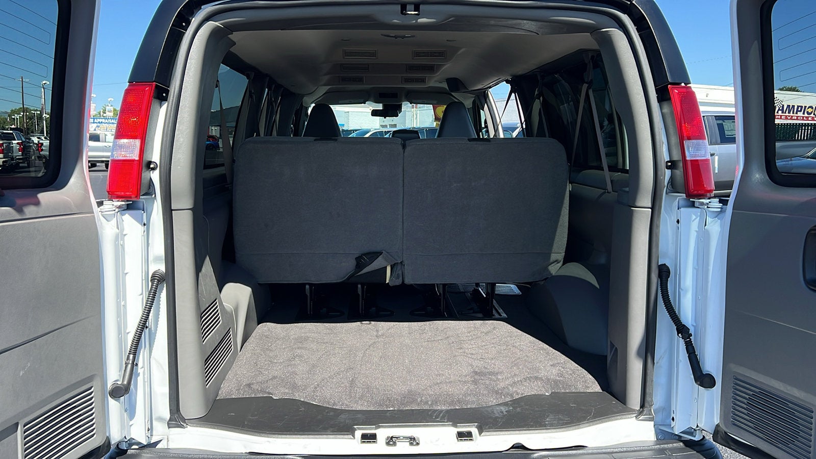 2025 Chevrolet Express Passenger 1LT