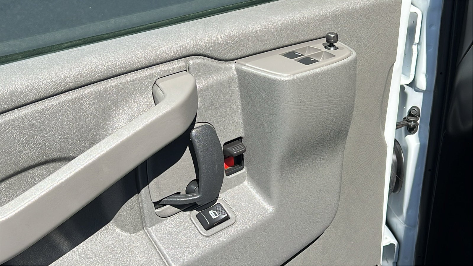2025 Chevrolet Express Passenger 1LT