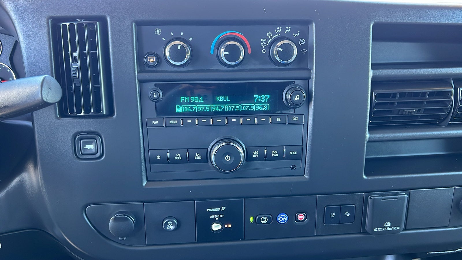 2025 Chevrolet Express Passenger 1LT