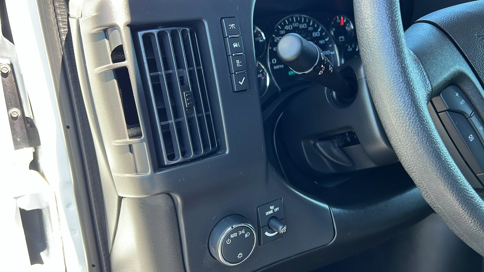 2025 Chevrolet Express Passenger 1LT